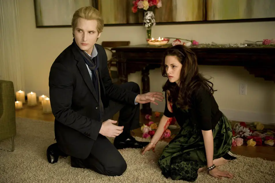 kristen stewart y peter facinelli en la saga crepusculo luna nueva