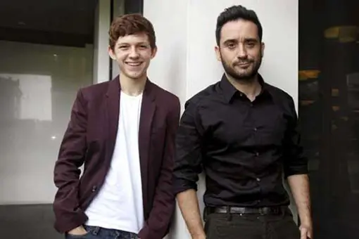 juan antonio bayona junto a tom holland