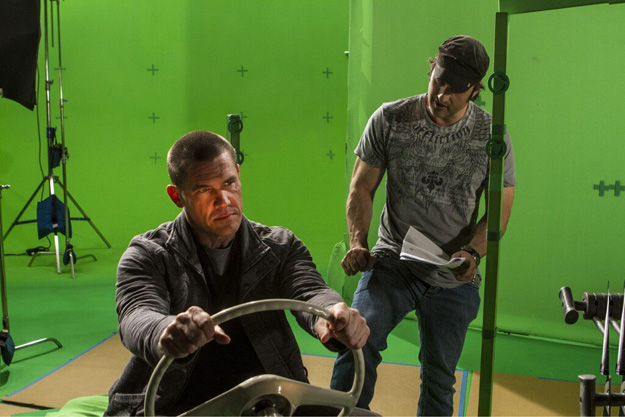 josh brolin recibiendo instrucciones del director robert rodriguez