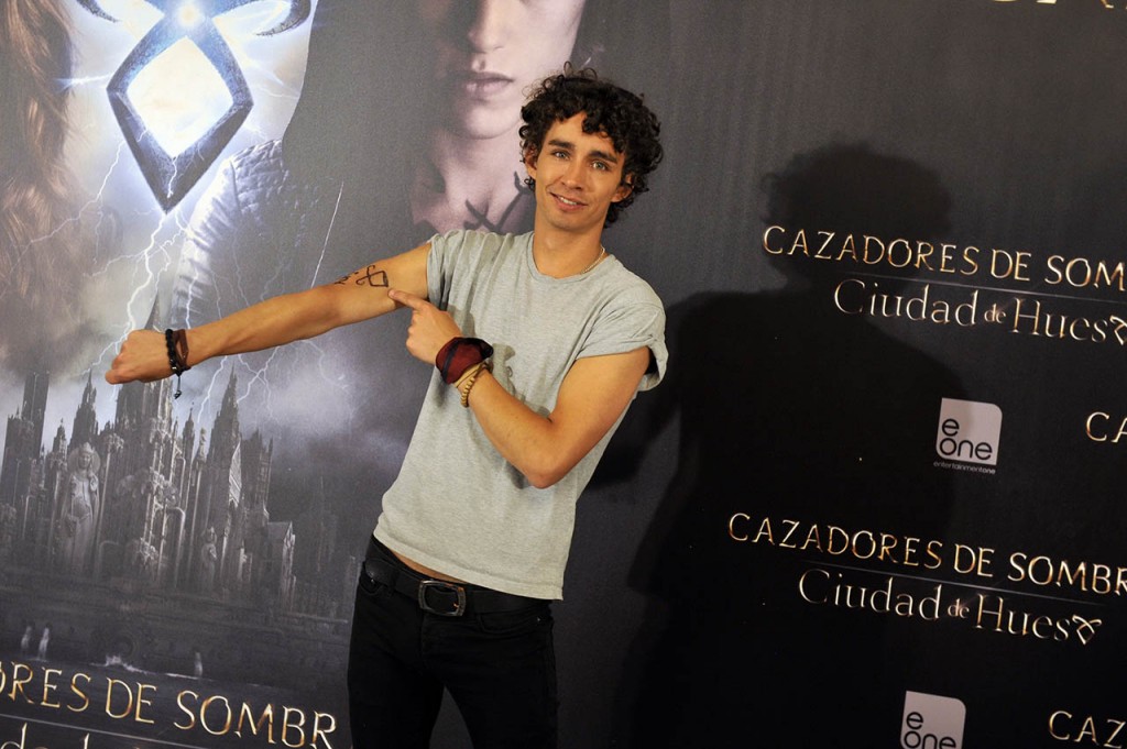 robert-sheehan-en-pre-estreno-cazadores-de-sombras-ciudad-de-huesosombras: ciudad de hueso