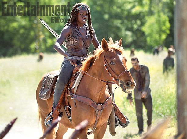 michonne a caballo en la cuarta temporada de the walking dead