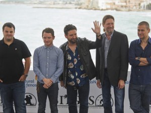 elijah wood y eugenio mira, en sitges con el equipo de 'grand piano'