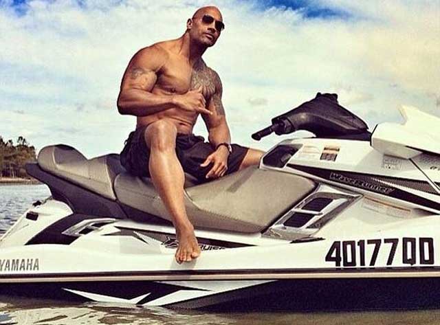 dwayne johnson se unirá a los vigilantes de la playa