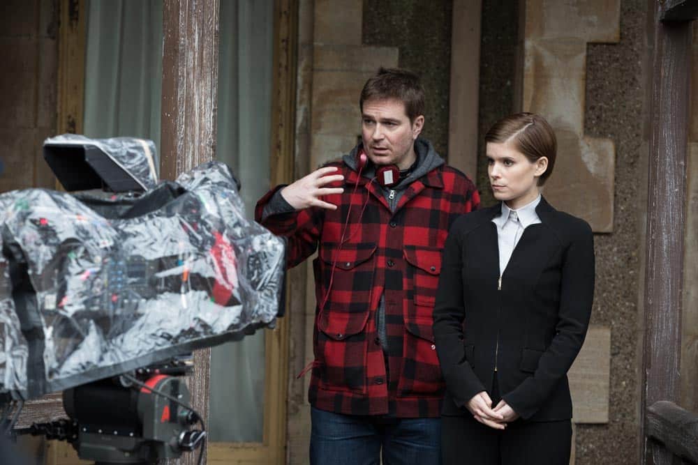 Luke Scott dando instrucciones a Kate Mara durante el rodaje de Morgan