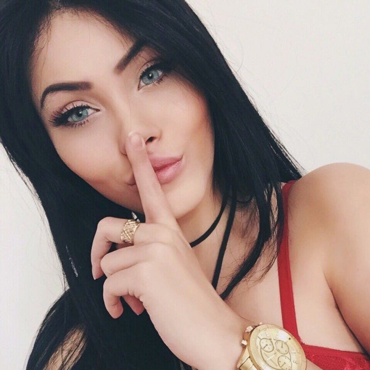 claudia alende la doble de megan fox brasileña