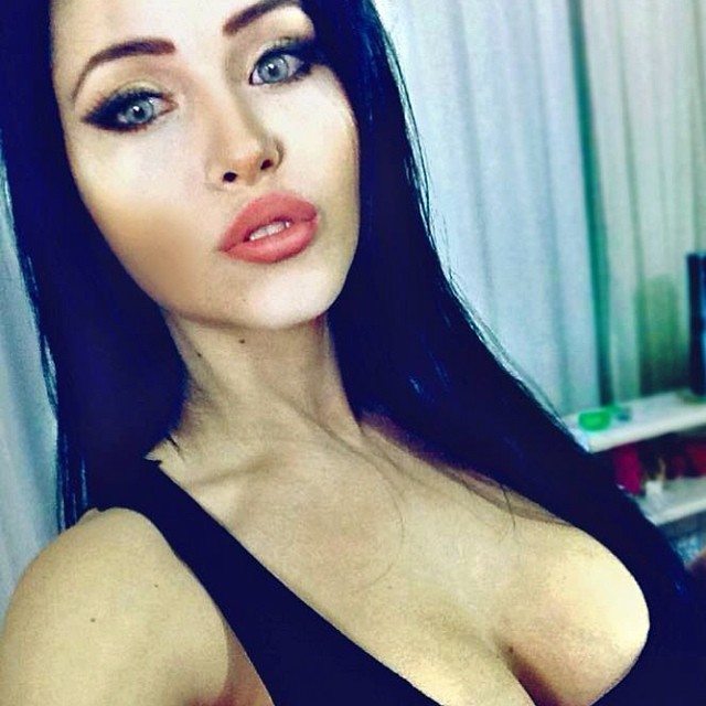 claudia alende la doble de megan fox brasileña