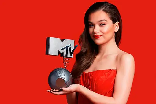 bumblebee transformers- hailee steinfeld presentará la gala de los mtv emas en bilbao