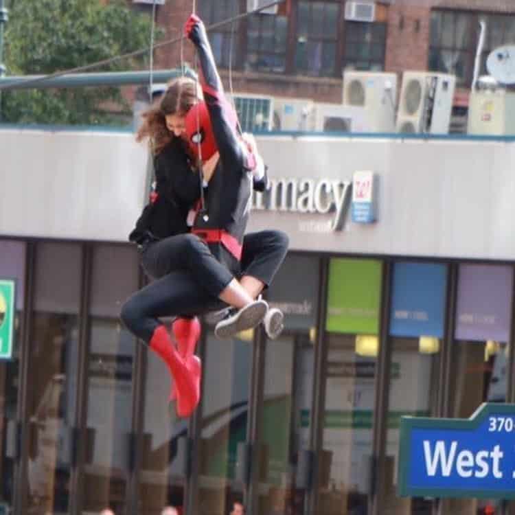 spider-man traje rojo y negro spider-man: lejos de casa