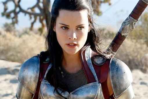 jaimie alexander revela que hay debajo de la armadura de lady sif