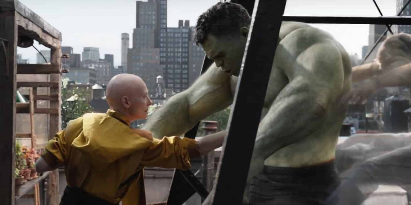 tilda swinton en una escena de vengadores: endgame junto a hulk como el anciano