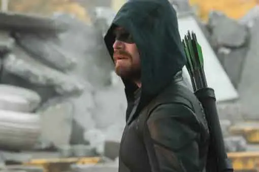 revelan la identidad del nuevo arrow en el épico crossover