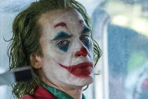 imagen de joaquin phoenix como joker: descubren nueva conexión con batman de tim burton