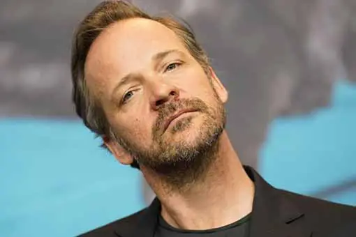 the batman: peter sarsgaard adelantó cómo será su personaje