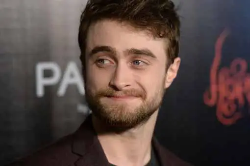 daniel radcliffe explicó como harry potter agravó su alcoholismo