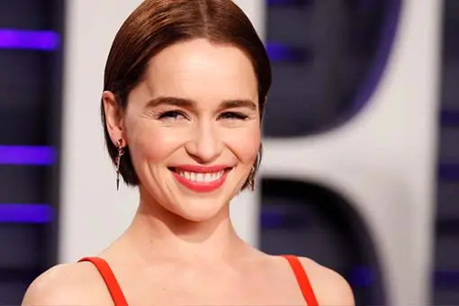 emilia clarke le ofrece una cena virtual a sus fanáticos