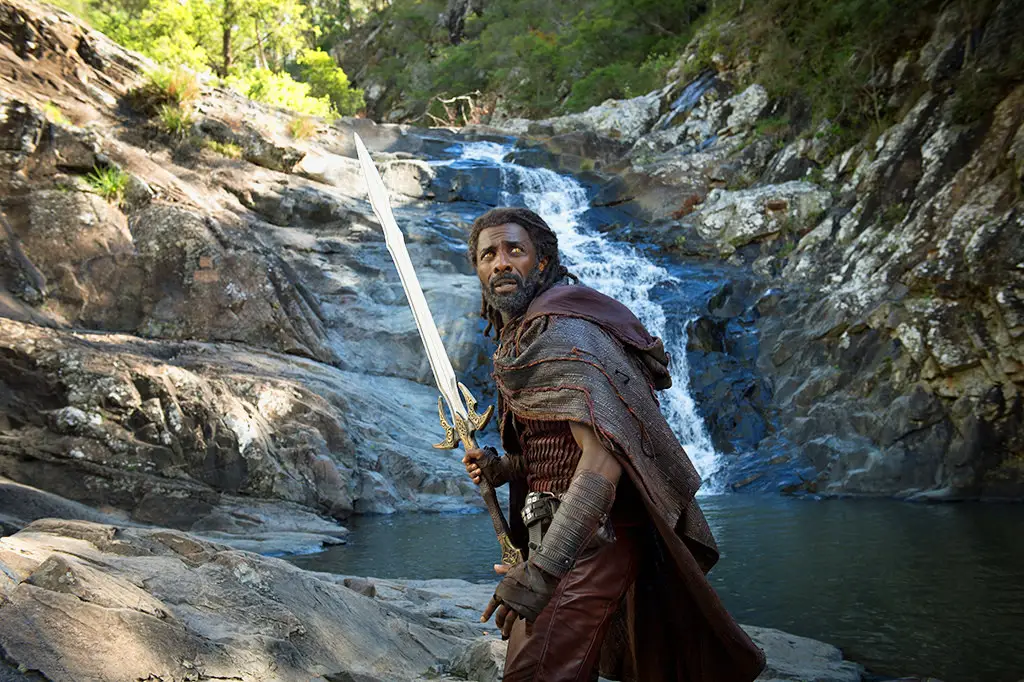 heimdall en cedar creek falls thor ragnarok del universo cinematográfico de marvel