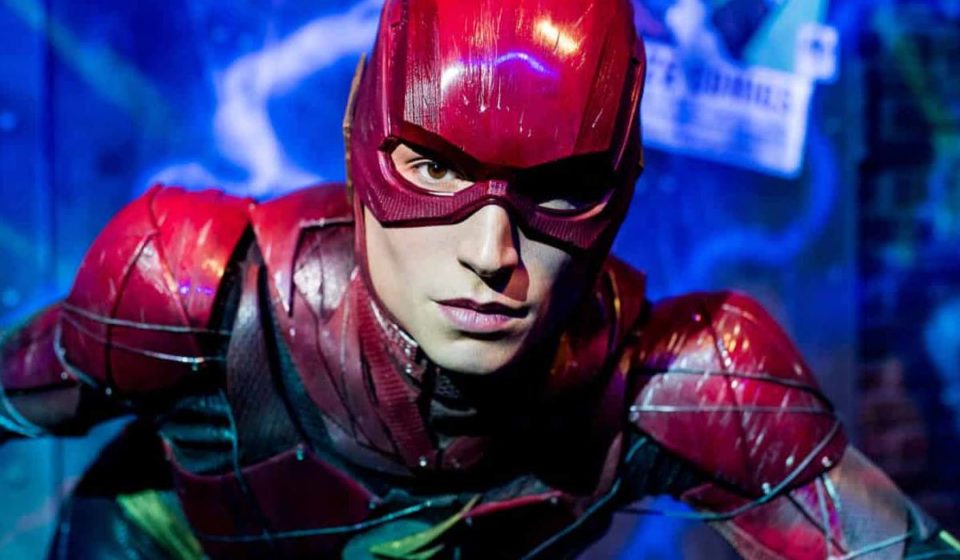 ezra miller podría ser un obstáculo para la película the flash