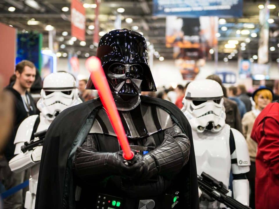 star wars cosplay de darth vader y stormtropper