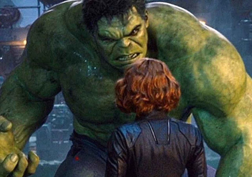 escena eliminada de vengadores: infinity war entre hulk y viuda negra