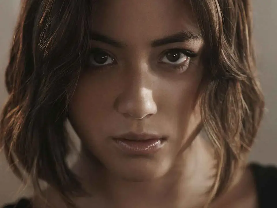 chloe bennet homenaje agentes de shield con un nuevo tatuaje