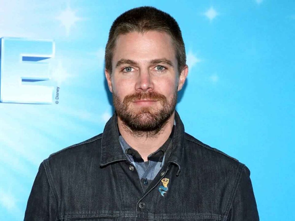 stephen amell (arrow) revela su lucha contra el coronavirus (covid-19)