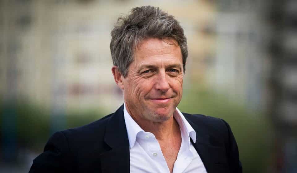 hugh grant bromea sobre porno-barbies en el confinamiento