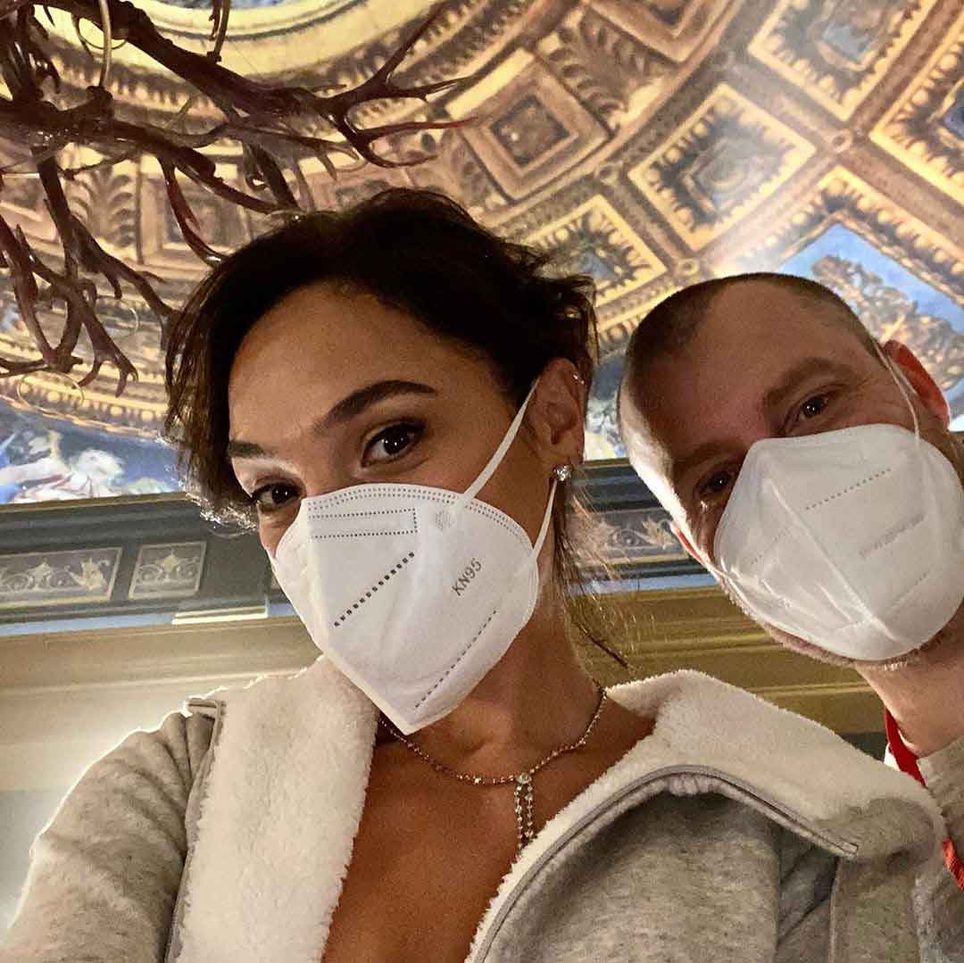 gal gadot comparte un montón de fotos de la película red notice de netflix