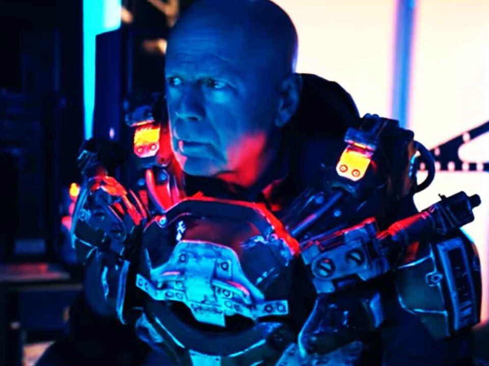 bruce willis regresa al espacio en el tráiler de cosmic sin (2021)