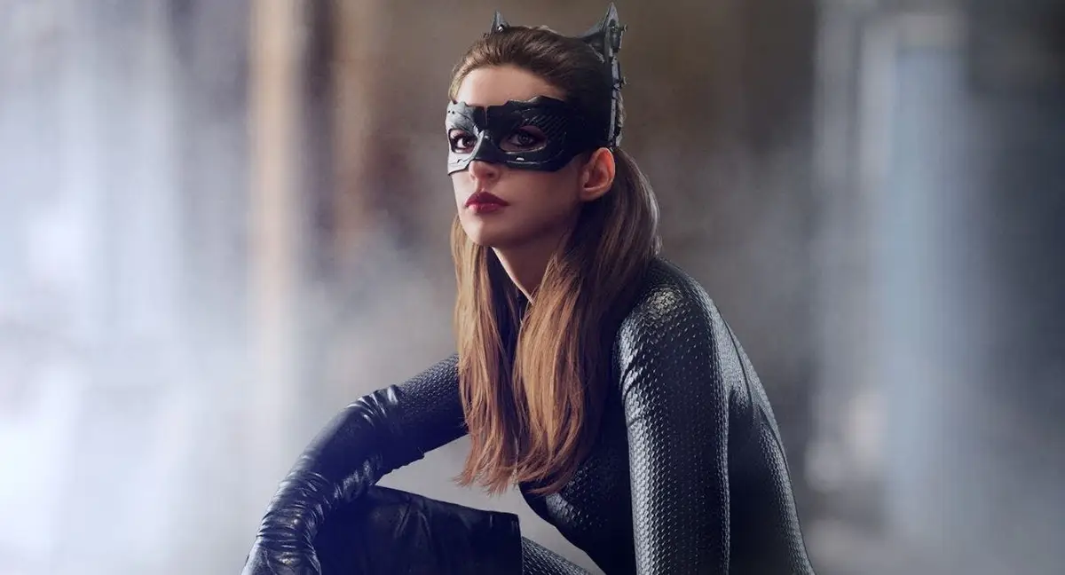 revelan imágenes impactantes de la nueva catwoman