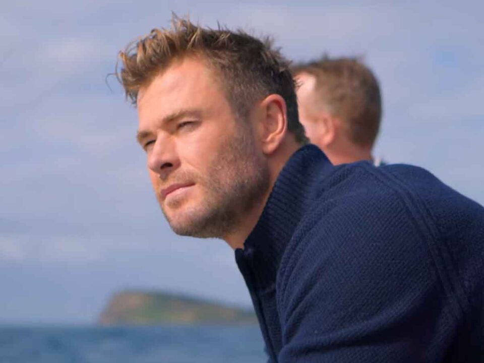 Chris Hemsworth nadando con tiburones en National Geographic