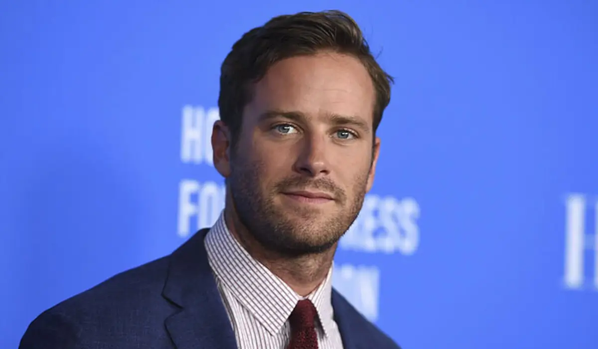 armie hammer habría ingresado a una clínica de rehabilitación