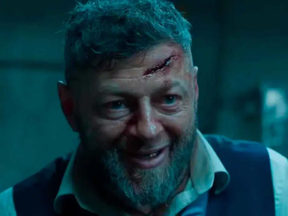 el actor y director andy serkis revela por qué aceptó el papel de alfred en la película de dc comics the batman. andy serkis ha ganado fama mundial por interpretar personajes hechos por ordenador como gollum de el señor de los anillos, el líder supremo snoke de la última trilogía de star wars y césar de las nuevas películas de el planeta de los simios. aunque también ha dado vida a personajes mostrando su rostro como ulysses klaue en marvel studios y ahora lo veremos en the batman como el fiel mayordomo alfred pennyworth. “definitivamente fue para trabajar con el director matt reeves. me encantaría poder hablar de eso, pero no puedo hablar de eso”. dijo andy serkis sobre por qué se unió a the batman. “¡me han prohibido hablar de alfred!”. “lo que diré es que estoy bastante seguro de que matt reeves, quien es un amigo mío muy querido y por supuesto que hemos trabajado juntos en las películas el planeta de los simios, sé con certeza que está haciendo una película increíble. realmente creo que va a ser especial”. ¿de qué trata la película? the batman nos presentará al caballero oscuro (robert pattinson) después de su primer año como justiciero en gotham. por tanto, ya es suficientemente conocido y temido por los criminales. por eso la policía le pide ayuda para resolver un caso sobre asesinatos de gente influyente de la sociedad. para demostrar que es el mejor detective del mundo, se sumergirá en los bajos fondos de la ciudad para averiguar qué está pasando exactamente. la película the batman tiene un reparto espectacular encabezado por robert pattinson, zöe kravitz, paul dano, andy serkis, colin farrell, peter sarsgaard, jeffrey wright, john turturro, charlie carver, max carver y con o’neill. the batman se estrenará el 4 de marzo de 2022. ¿hay ganas de verla? dejadnos vuestros comentarios a continuación.