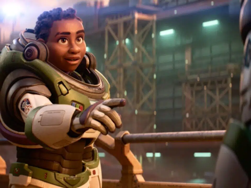 disney restaura una escena censurada de lightyear