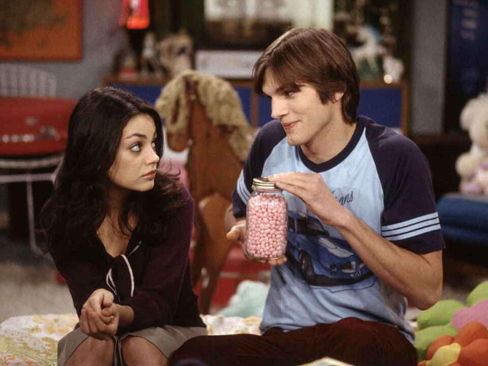 mila kunis y ashton kutcher en aquellos maravillosos 70