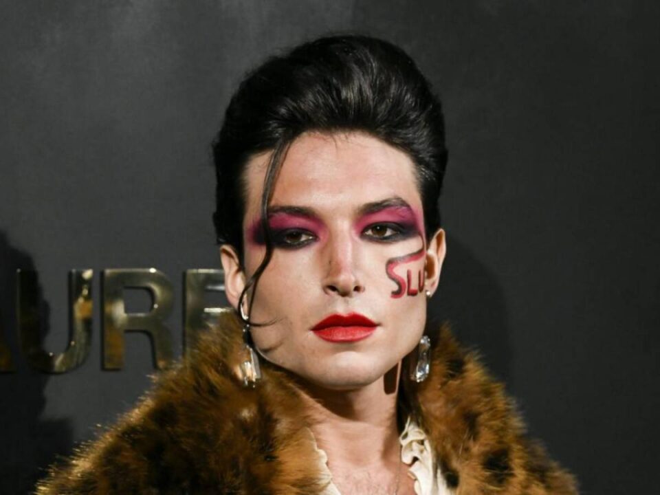 ezra miller es salvador dalí en daliland