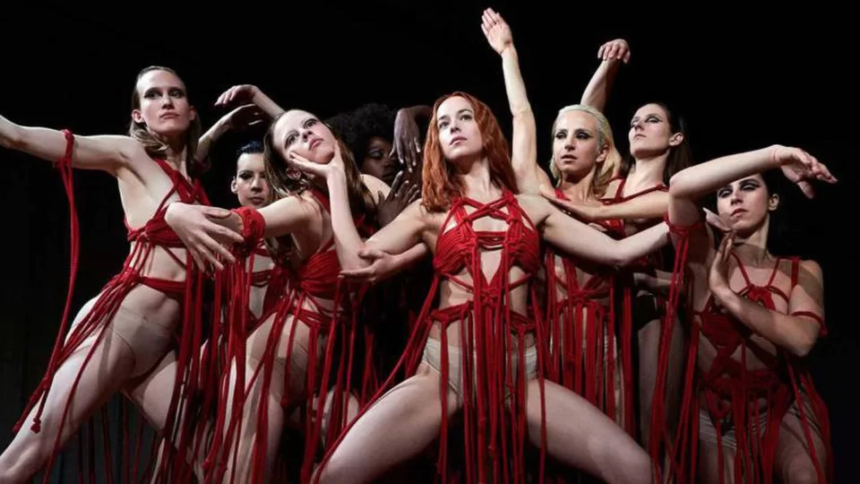 crítica a suspiria: sí, consigue dar miedo