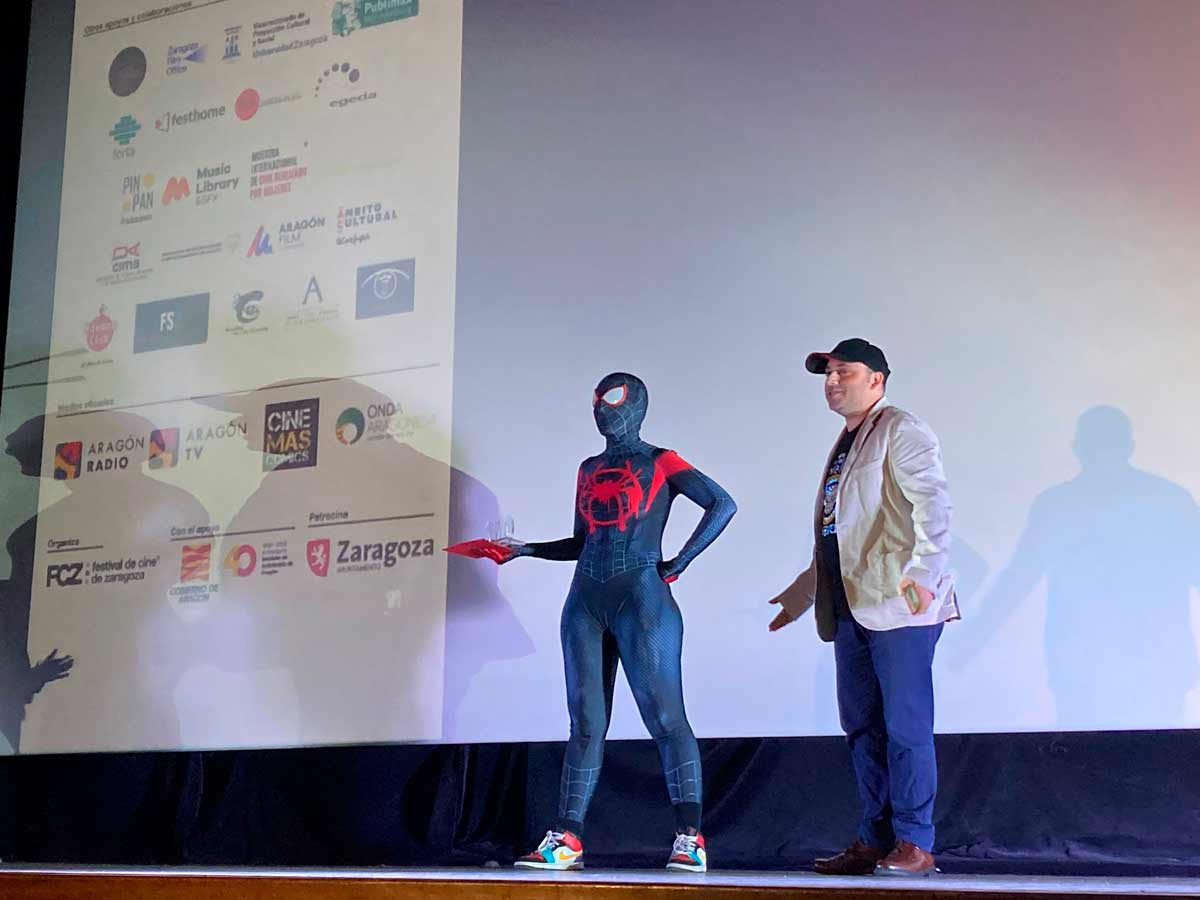 spider-man recogiendo el premio cinemascomics en El Festival de Cine de Zaragoza 