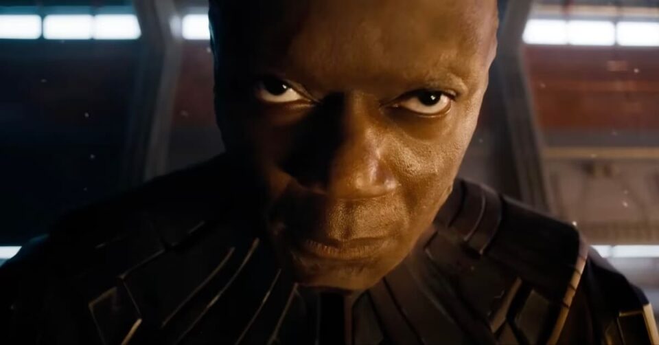 Chukwudi Iwuji como el alto evolucionador en Guardianes de la Galaxia Vol 3 en un primer plano mirando a cámara de manera amenazante