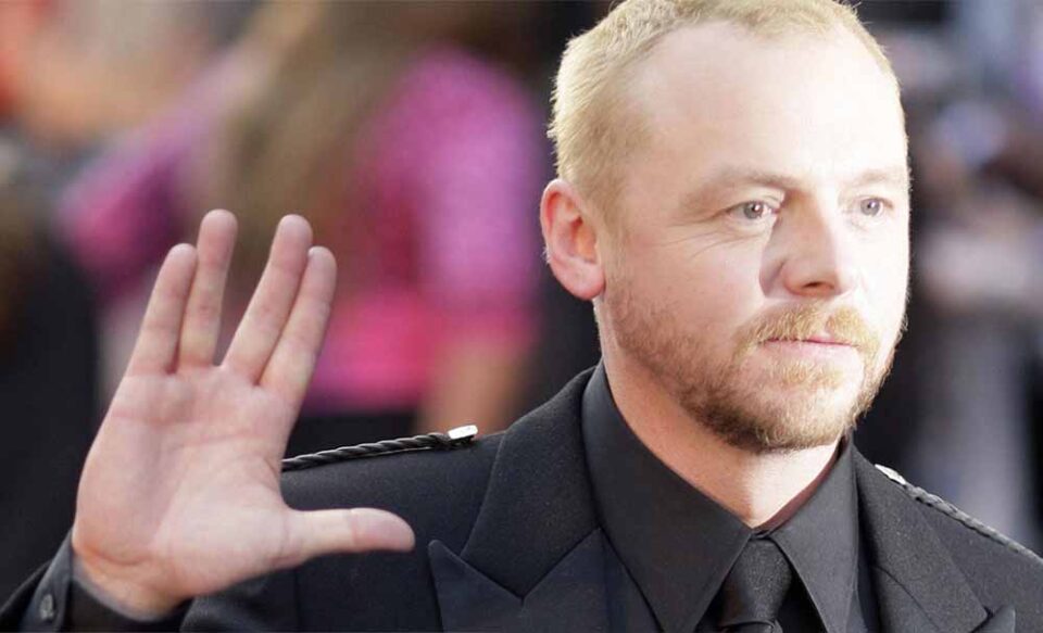 simon pegg haciendo el saludo vulcano