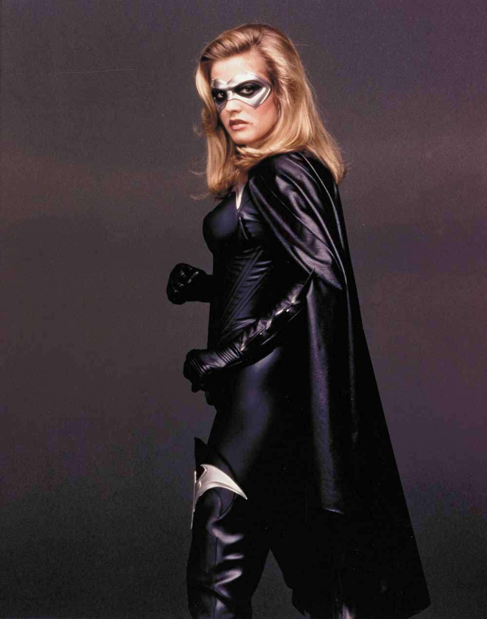 Alicia Silverstone como Batgirl