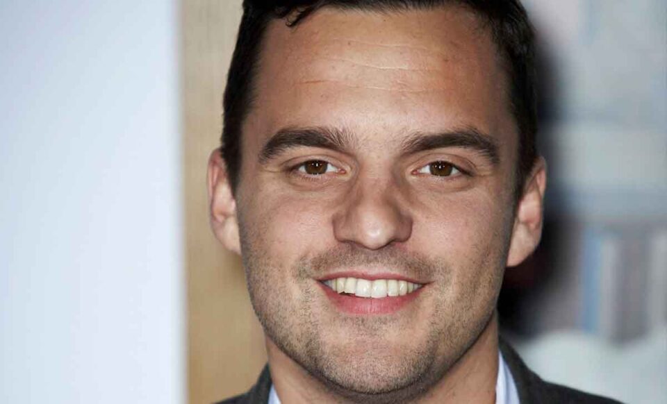 Jake Johnson está feliz por interpretar personajes secundarios