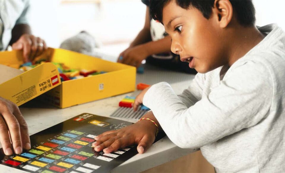 Niño jugando con Lego Braille Bricks