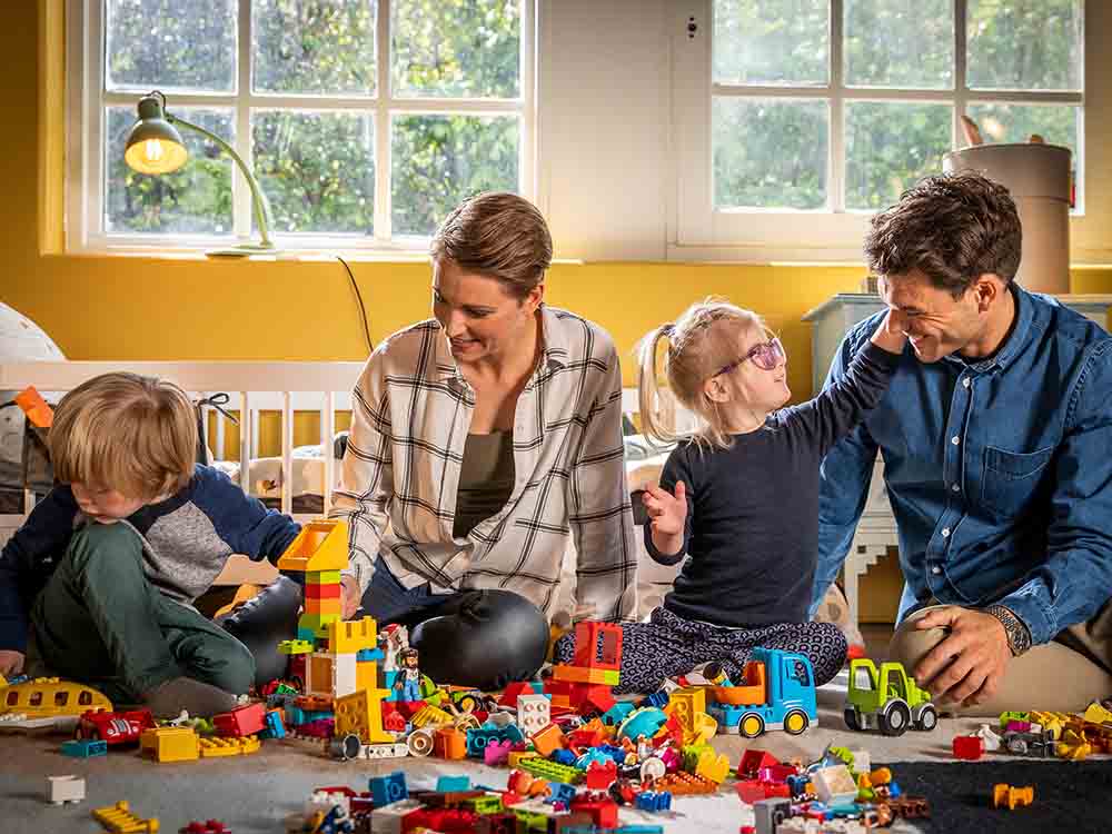 Toda la familia jugando con Lego