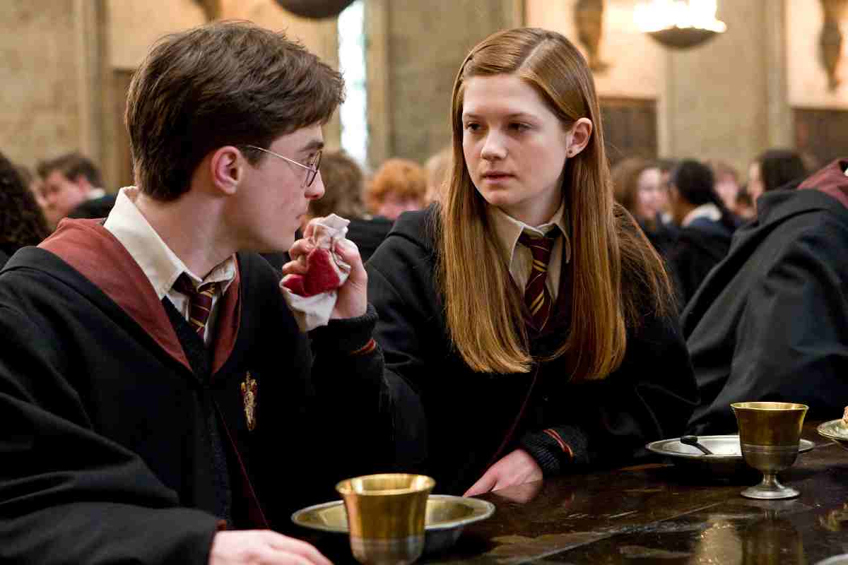 Ginny Weasley junto a Harry Potter