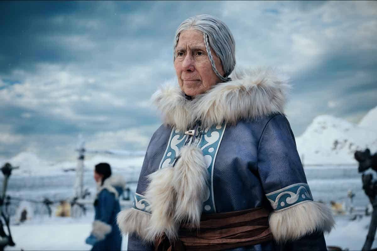 Casey Camp-Horinek as Gran Gran in season 1 of Avatar: La leyenda de Aang. Cr. Robert Falconer/Netflix © 2023