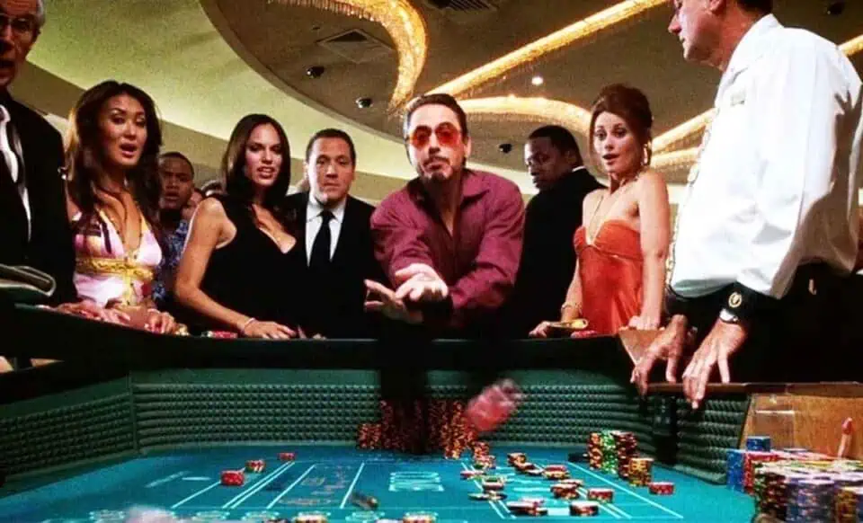 Iron Man tony stark jugando a los dados en un casino de las vegas