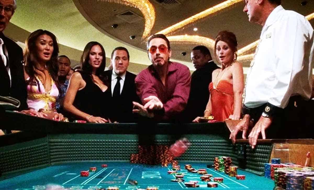 Cine: Iron Man tony stark jugando a los dados en un casino de las vegas