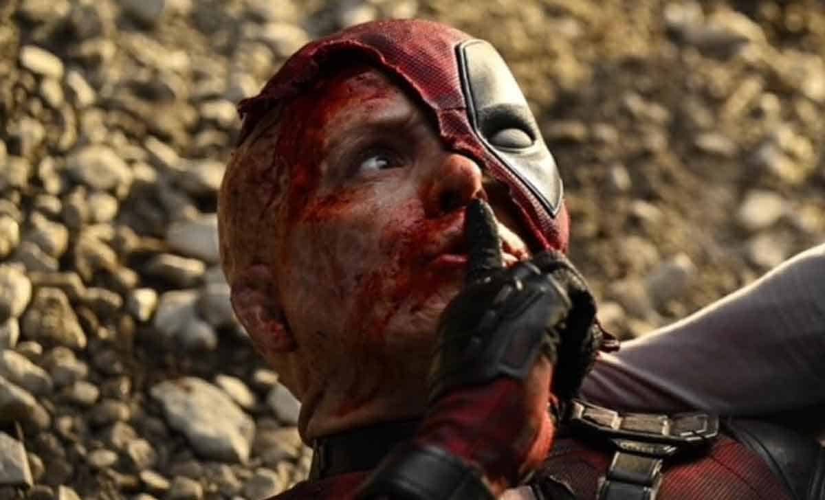 deadpool & wolverine. deadpool de ryan reynolds en una escena con thor de chris hemsworth 