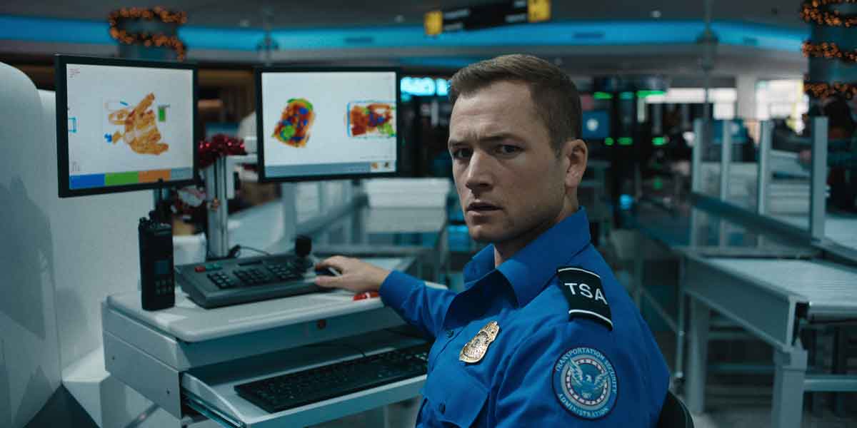 equipaje de mano (carry-on). taron egerton as ethan kopek in carry-on. cr. netflix © 2024.