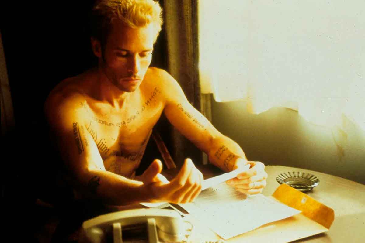 fotograma memento guy pearce